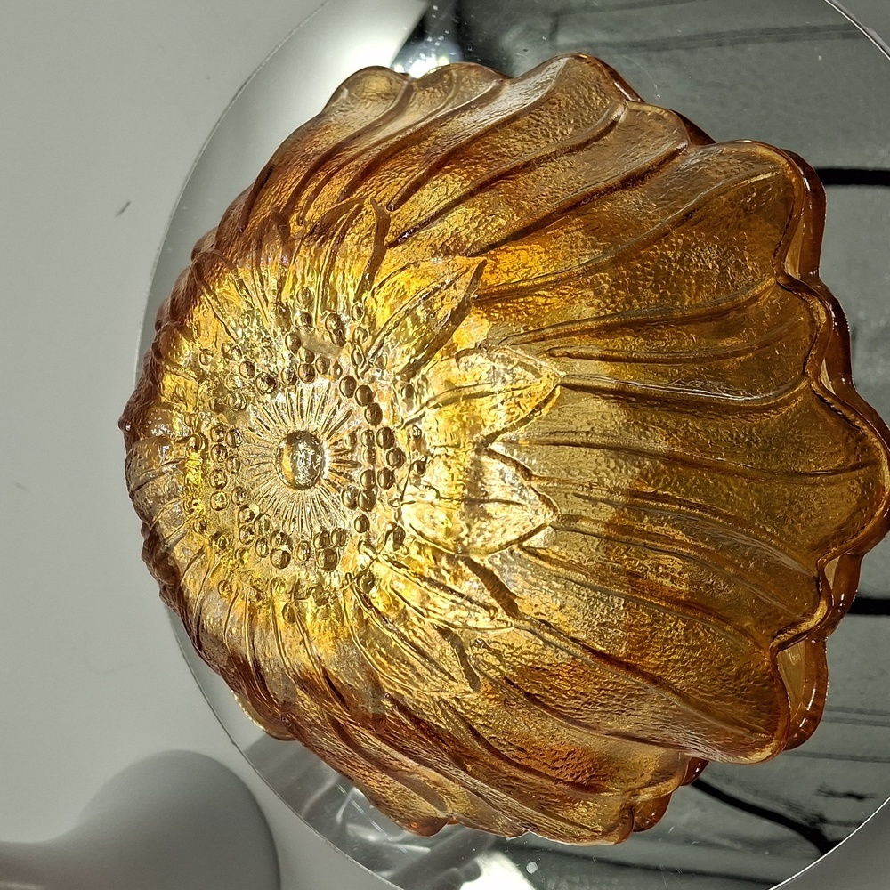 Indiana Gold glass lily pons flower bowl 7" vintage - Picture 3 of 3
